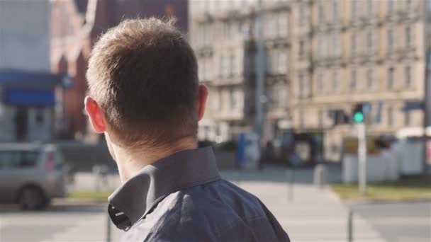 Retrato de joven y atractivo hombre sonriente, al aire libre . — Vídeo de stock