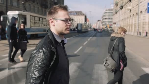 Porträtt av ung man bär glasögon promenader i stadens gator. — Stockvideo