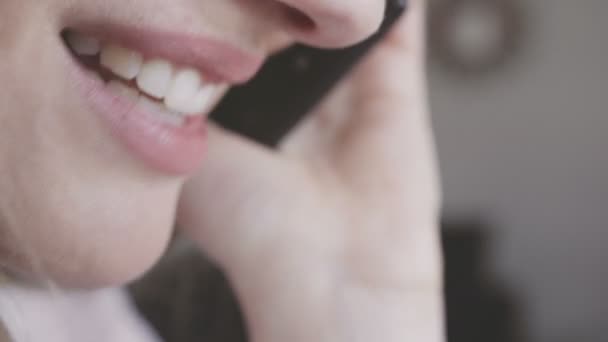 Κοντινό πλάνο γυναικεία χείλη μιλώντας από κινητό τηλέφωνο. — Αρχείο Βίντεο