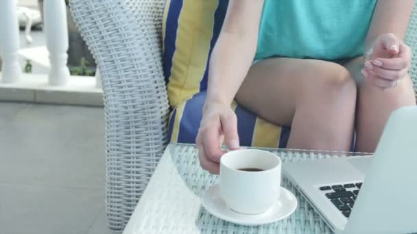 Primo piano della mano della donna mentre beve caffè all'aperto . — Video Stock