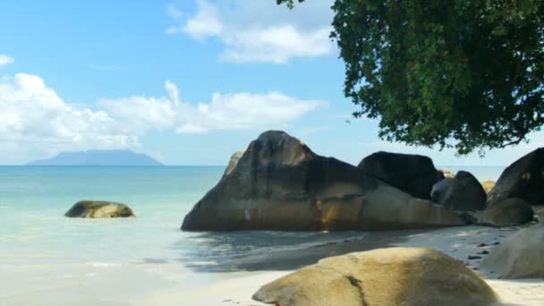 Beach at Mahe island, Seychelles. — Stock Video