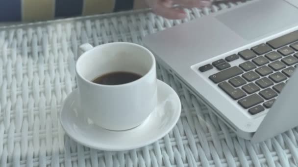 Närbild av kvinnans hand medan du dricker kaffe utomhus. — Stockvideo