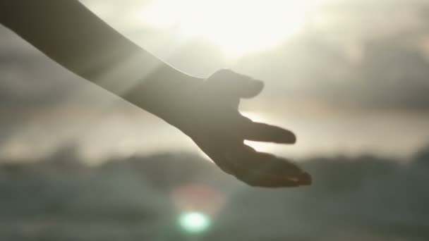 Закрытие женских рук под восходом солнца в сторонке . — стоковое видео