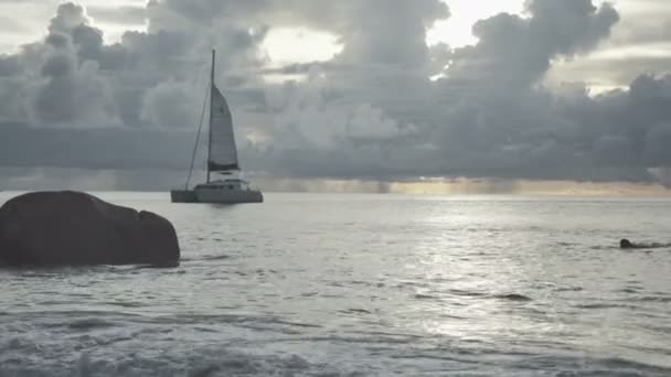 Čas západu slunce na pláži Anse Lazio, Praslin, Seychely. — Stock video