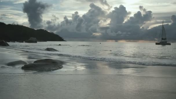 Čas západu slunce na pláži Anse Lazio, Praslin, Seychely. — Stock video
