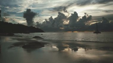 Ünlü plaj Anse Lazio, Praslin Adası, Seyşel Adaları üzerinde güzel gizemli gün batımı.