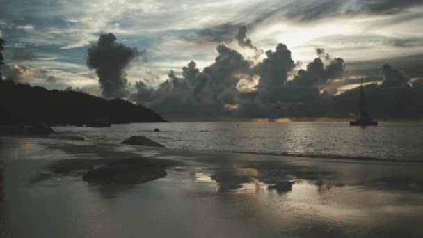 Vackra mystiska solnedgång över den berömda stranden Anse Lazio, Praslin island, Seychellerna. — Stockvideo