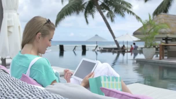 Frau in Hotelliege im Urlaub mit digitalem Tablet. — Stockvideo