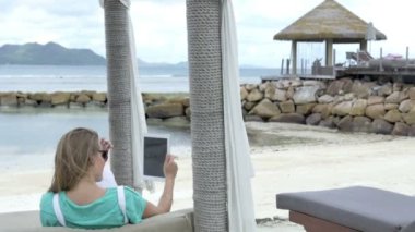 Selfie tablet ile tatil tropikal beldesinde tadını çıkarırken alarak kadın.