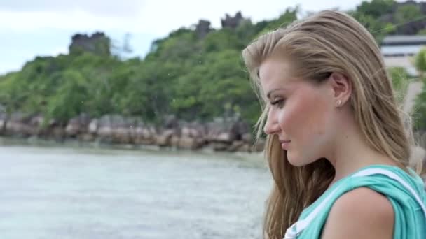 Портрет задумчивой молодой женщины, стоящей на деревянном пирсе в тропическом курорте . — стоковое видео