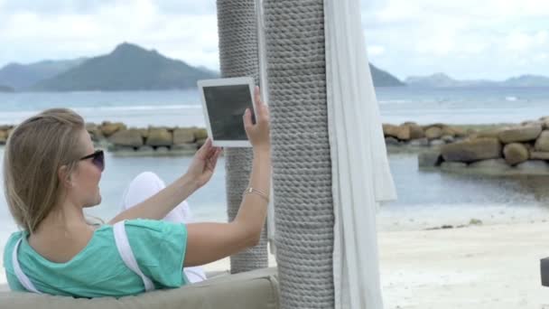 女人的同时与平板电脑的自拍照在热带度假胜地享受假期. — 图库视频影像