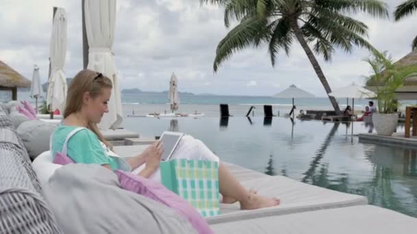 Mujer en hotel de lujo usando tableta digital durante las vacaciones, al aire libre . — Vídeo de stock