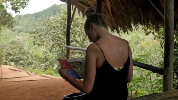 Joven mujer atractiva con mapa de isla disfrutando en la selva . — Vídeos de Stock