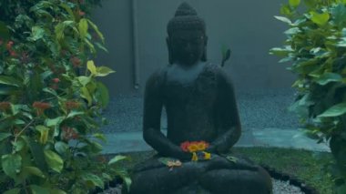 Gri taş Buda heykeli.