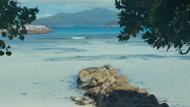 Exotisk dröm - stranden på ön La Digue i Seychellerna. — Stockvideo