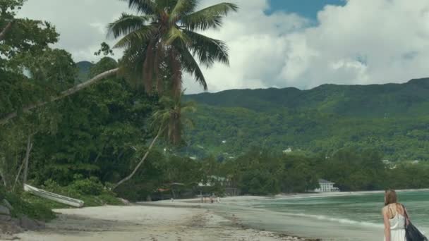 Jeune femme solitaire marchant sur la plage à Mahe, Seychelles . — Video