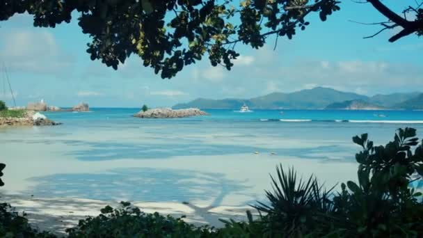 Exotische droom - strand van eiland La Digue Seychellen. — Stockvideo