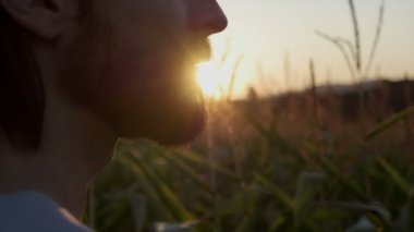 Doğa manzara ile sakallı yakışıklı adamın günbatımı gündoğumu yakın çekim.