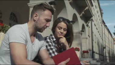 Genç öğrenciler kitap birlikte Üniversitesi önünde okuma.