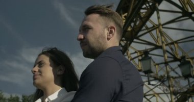 Mutlu bir çift birbirine gülüyor portresi.