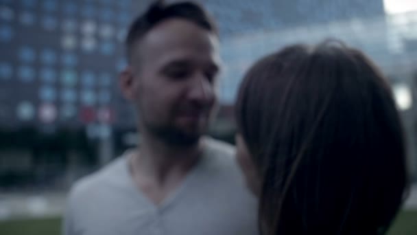 Красивый мужчина нежно целует ее девушку в лоб . — стоковое видео