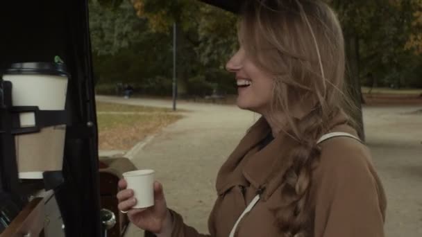 Portrait de jeune jolie femme avec une tasse de boisson chaude le jour ensoleillé de l'automne . — Video