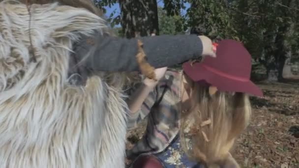 Petite fille s'amuser avec sa mère dans le parc d'automne .