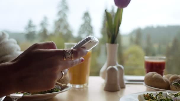 Gros plan d'une jeune femme mains avec téléphone portable . — Video