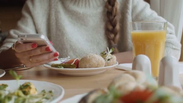 Close up de uma jovem mãos femininas com telefone celular . — Vídeo de Stock