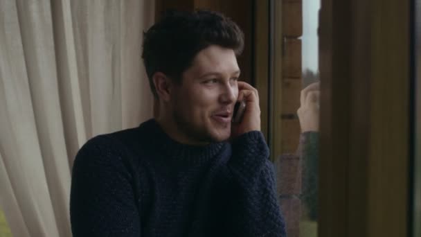 Joven guapo hablando por teléfono móvil y sonriendo . — Vídeos de Stock