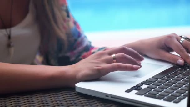 Close up van vrouw handen te typen op een laptopcomputer buitenshuis. — Stockvideo