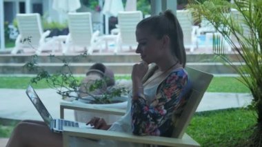 Dizüstü bilgisayar, açık yazarak güzel genç kadın.