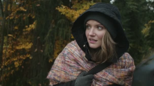 Stilvolle junge Frau spaziert im Herbstpark / Wald. — Stockvideo