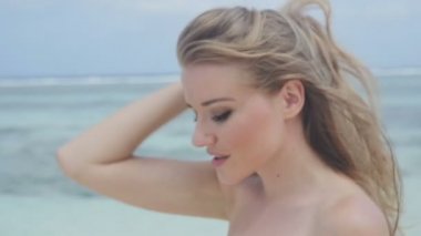 Güzel genç sarışın kadın portre okyanus tarafından açık havada yürüyüş.