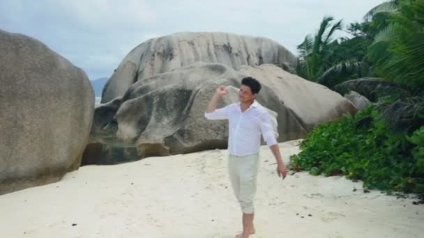 Marié réfléchi marchant seul sur la plage tropicale . — Video