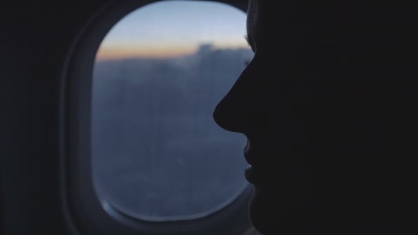 Woman sitting in an airplane. — Stock Video