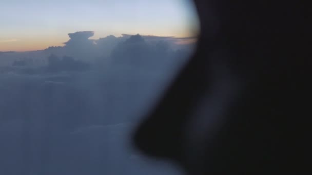 Kadının yüzüne uçak, bulutlara bakarken yakın çekim. — Stok video