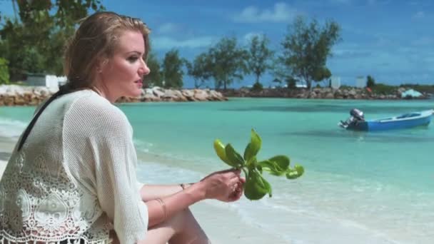 Bella giovane donna rilassante sulla spiaggia tropicale . — Video Stock