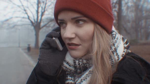 Mujer bonita en sombrero rojo hablando por teléfono y sonriendo, al aire libre . — Vídeo de stock