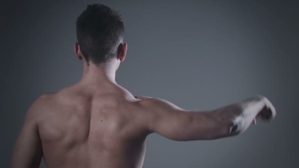 Hombre con espalda muscular posando en estudio . — Vídeo de stock