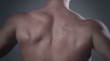 Kaslı adam arka stüdyoda poz.