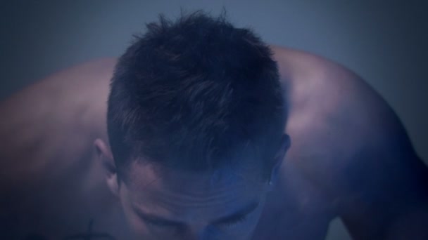 어두운 스튜디오, 슬로우 모션에서에서 섹시 한 근육 질의 남자. — 비디오