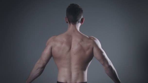 Hombre musculoso posando en estudio. — Vídeo de stock