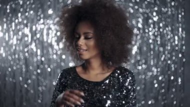 Genç güzel zenci kız zarif elbise içinde parlak arka plan üzerinde poz.