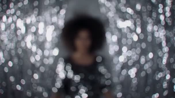 Ritratto di una donna afro-americana allegra in piedi su sfondo lucido . — Video Stock