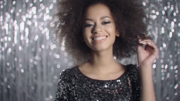 우아한 드레스 카메라 웃는 포즈 젊은 아름 다운 아프리카계 미국인 여자 — 비디오