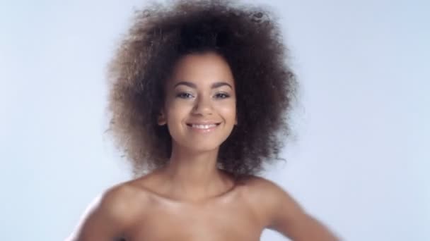 Portrait of a beautiful young African woman smiling to a camera. — Stock Video