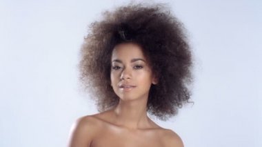 Gülümseyen güzel bir Afrikalı kadının portresi..