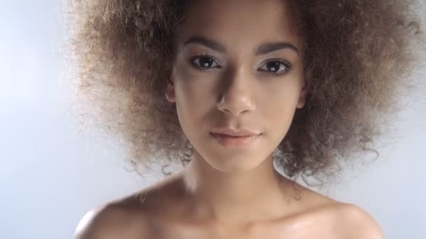 Porträt einer schönen jungen Afrikanerin mit nackten Schultern. — Stockvideo