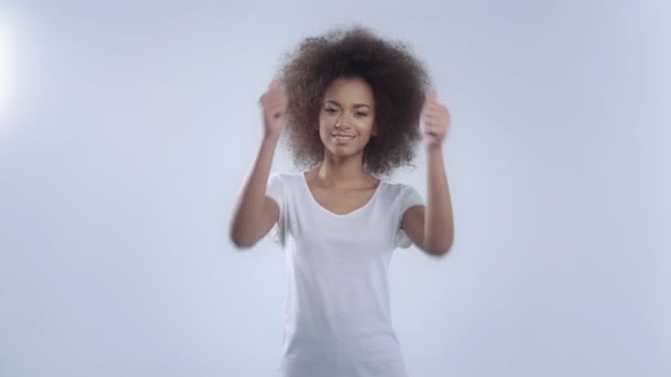 Mujer joven haciendo Ok signo sobre fondo blanco . — Vídeos de Stock